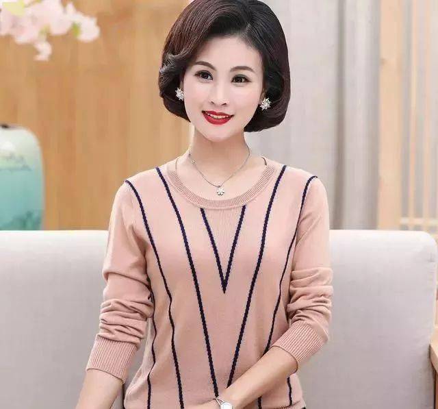 适合45岁女人穿的针织衫舒适大方显年轻彰显高档品质
