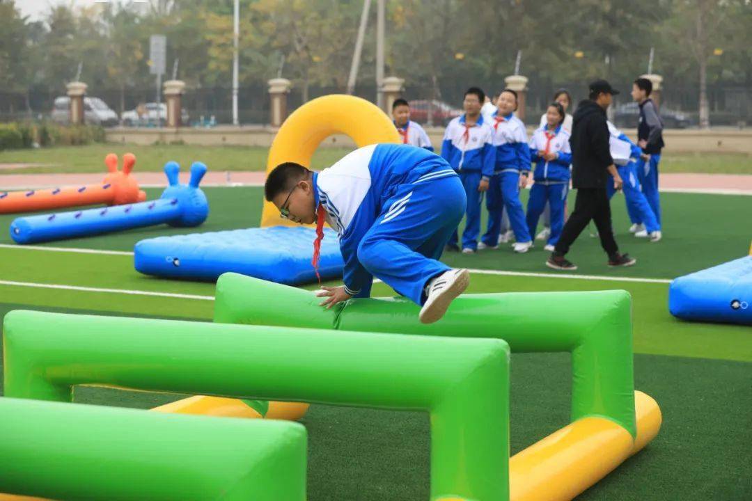 强健体魄献礼祖国东丽区华城庭苑中学举办第一届趣味运动会