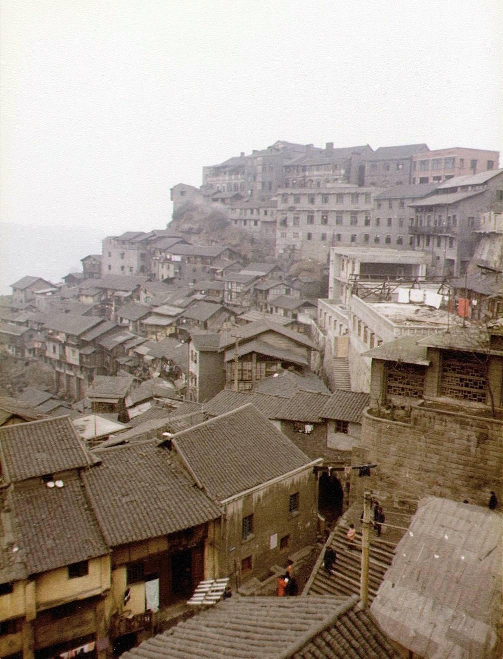 叠的民居,高低错落,上上下下的台阶是主要的道路,山城的面貌就此定格