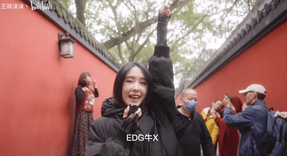 热度|女主播兑现EDG夺冠Flag，当众旗袍热舞，网友质疑其低俗蹭热度