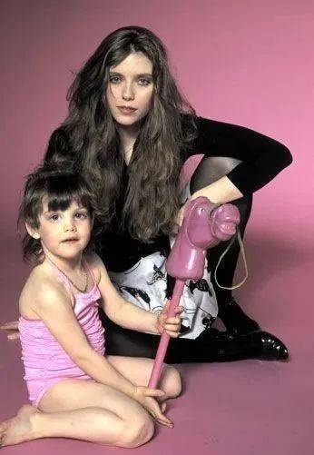 却出轨了重金属摇滚乐团史密斯飞船(aerosmith)的主唱史蒂芬·泰勒