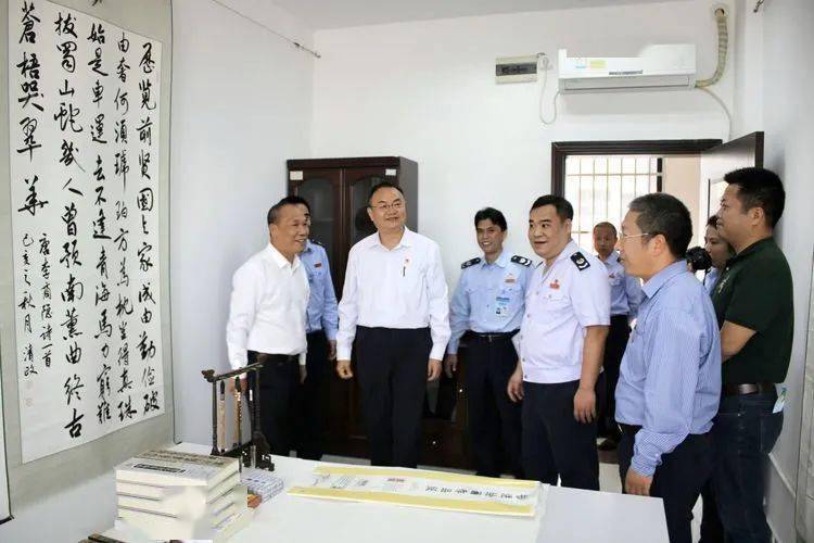 揭牌仪式结束后,何清一行人先后到东方市税务局和海南农村信用合作社