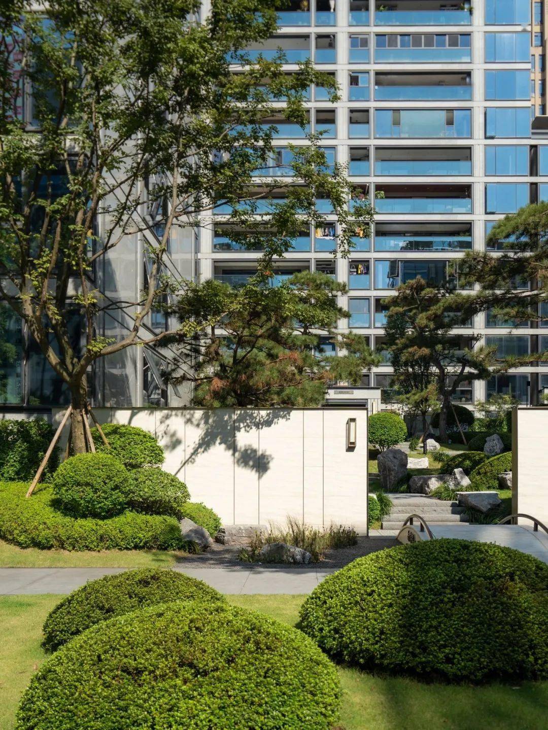 交付700多天后秋日里的国宾壹号院美成了画