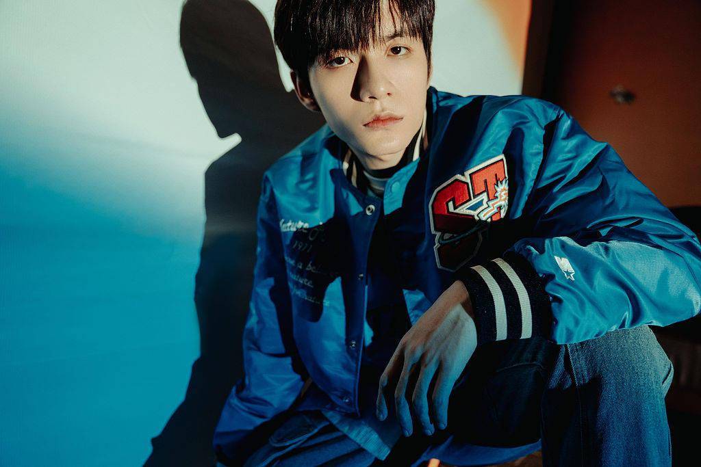 张颜齐蓝色运动夹克造型清爽有型 化身元气男神少年感满屏_大片