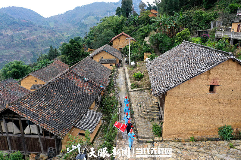 册亨板万村村电共建携手行布依古寨亮又靓