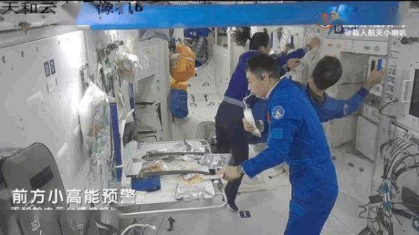 03在太空喝饮料被01撞洒了，02紧急救场！
