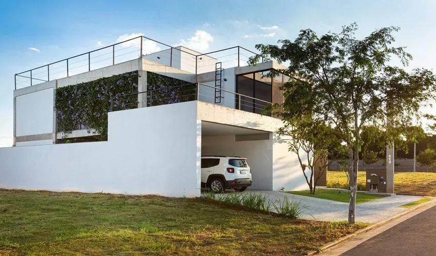 帅气十足的混凝土别墅,院外设计成绿意泳池_建筑