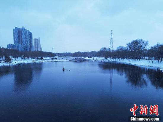 江岸|航拍“不冻松花江”：披银装“穿行”雪中