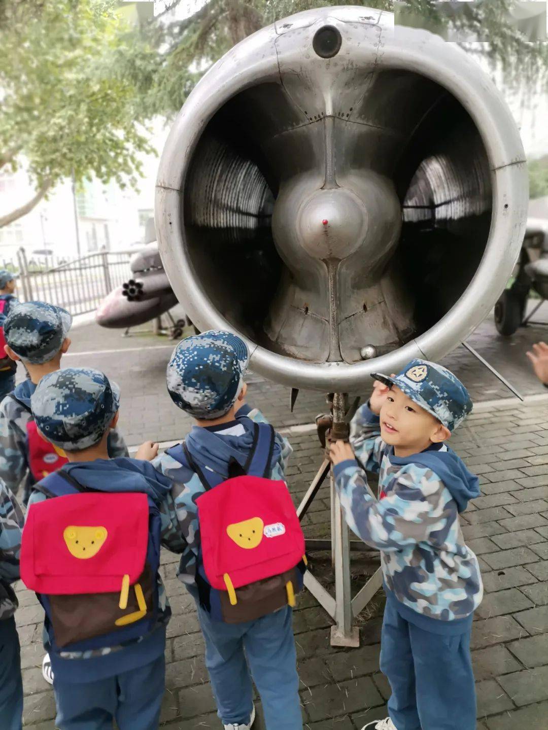 飛機大調查開始了飛機的探秘之旅空軍軍醫大學幼兒園的小朋友們帶著