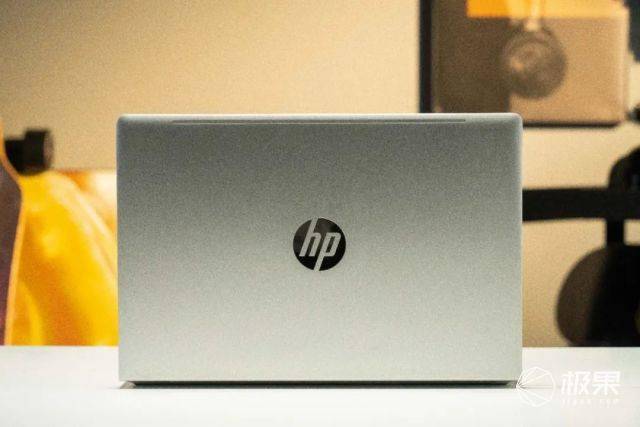 商务本超能挑战！正面硬扛350斤杠铃/足球飞射/花式滑板，结局看傻了