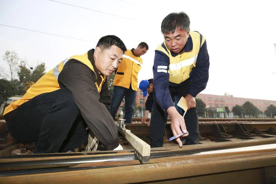 洛阳工务段阌乡线路车间主任张平安说"以往我认为更换护轮轨,焊缝