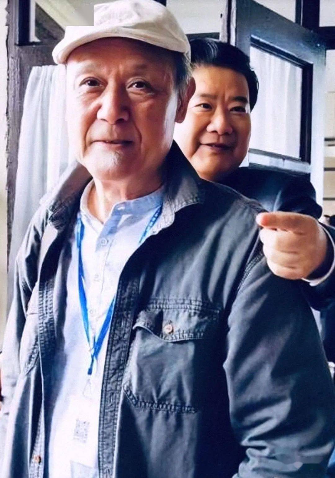 80岁达式常穿长夹克下搭牛仔裤,拉风又很小清新 值得老年朋友学习