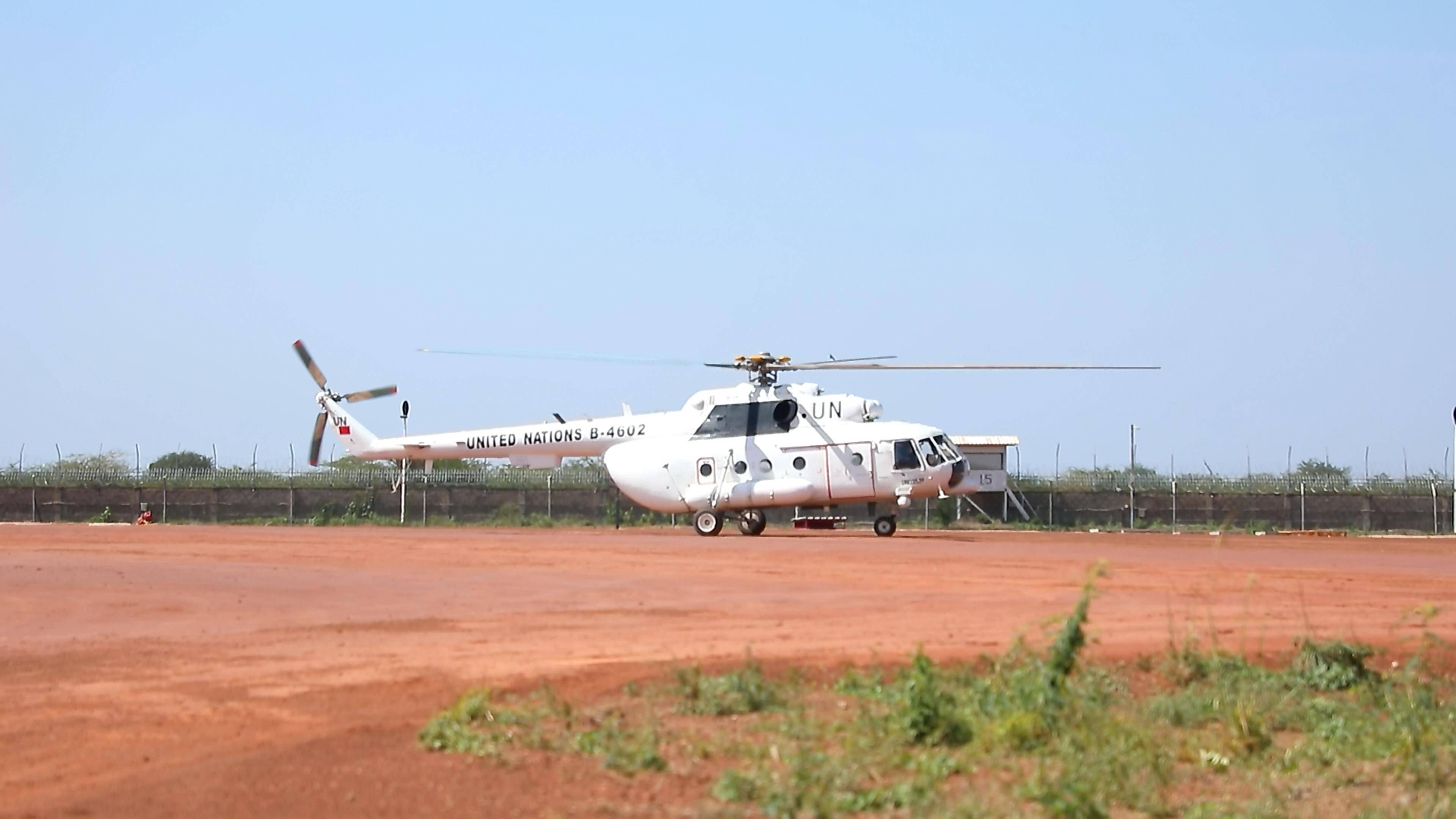 中国第二批赴阿卜耶伊维和直升机分队完成任务首飞_新华社