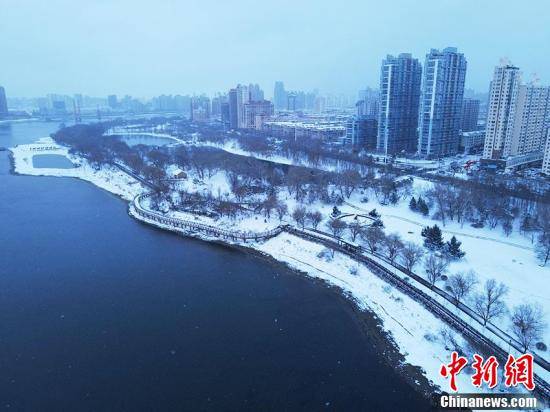 江岸|航拍“不冻松花江”：披银装“穿行”雪中