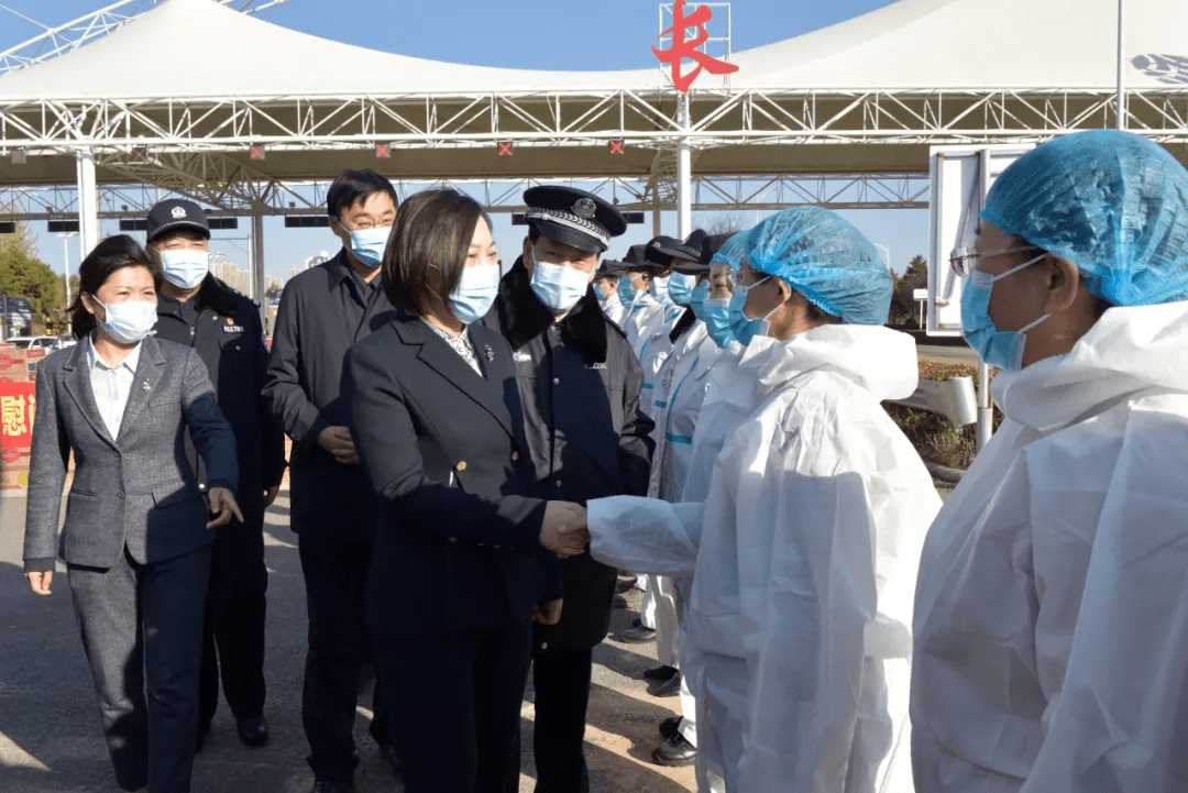 就当前疫情防控重点任务提出要求,区委副书记,区长赵学军一同慰问,区