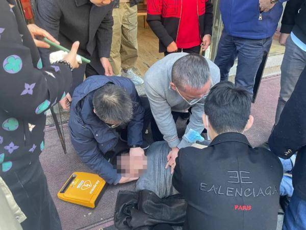 蔡汉炯|男子就餐时突然昏迷，一个又一个医生冲了上来