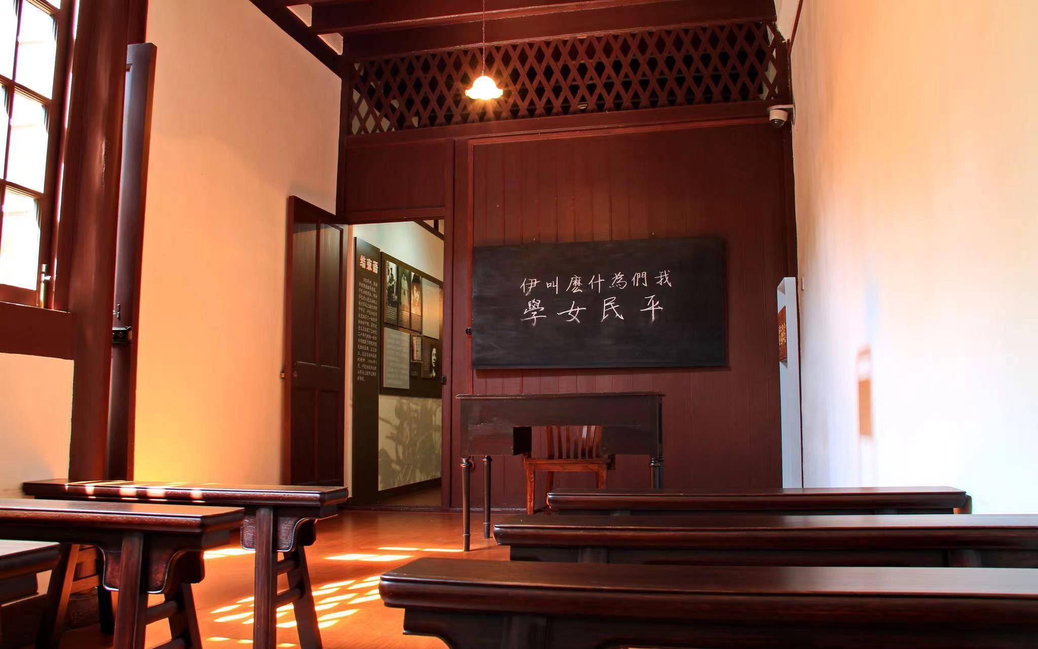 在中共二大会址辅德里的石库门里弄,藏有一处革命旧址——平民女校.