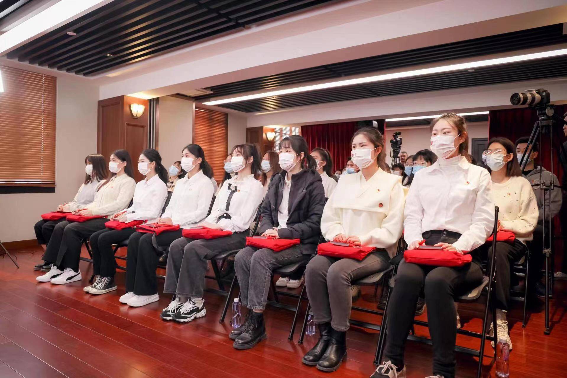 在这所女校丁玲王一如秦德君等曾留下这样动人的革命青春