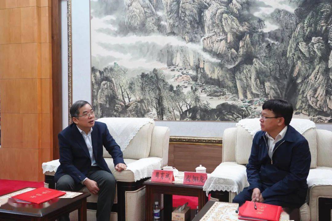 11月11日,县委常委,副县长麦加龙代表忻城县人民政府与国家电投集团