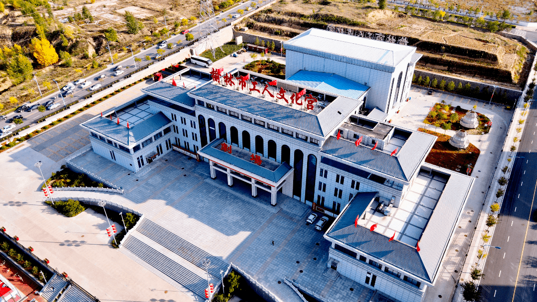 市工人文化宫15市民大厦简约大方,造型方正,与榆林百姓生活紧密相连