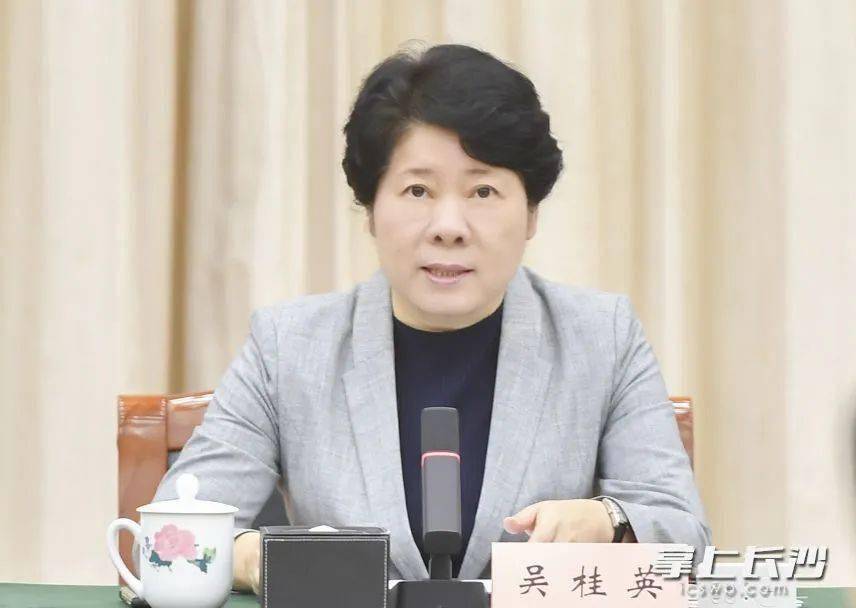 省委常委,市委书记吴桂英主持会议并讲话.