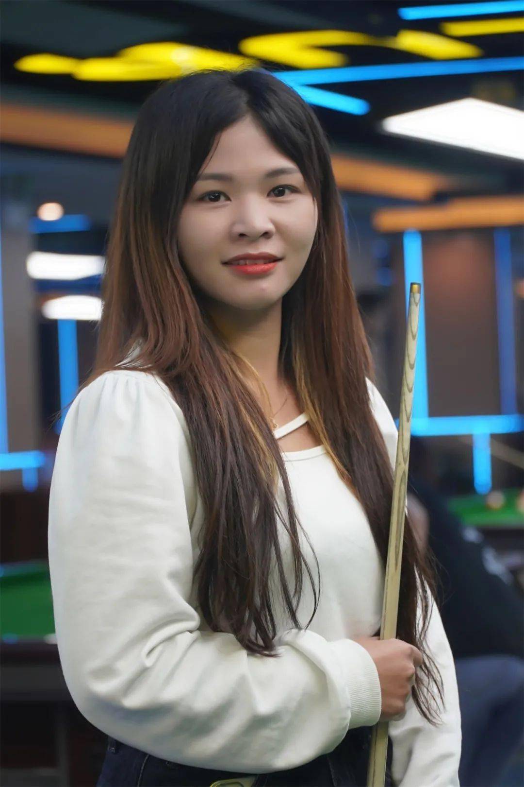 给你不一样的视觉享受这里有多名时尚美女助教陪你打还在担心没有朋友