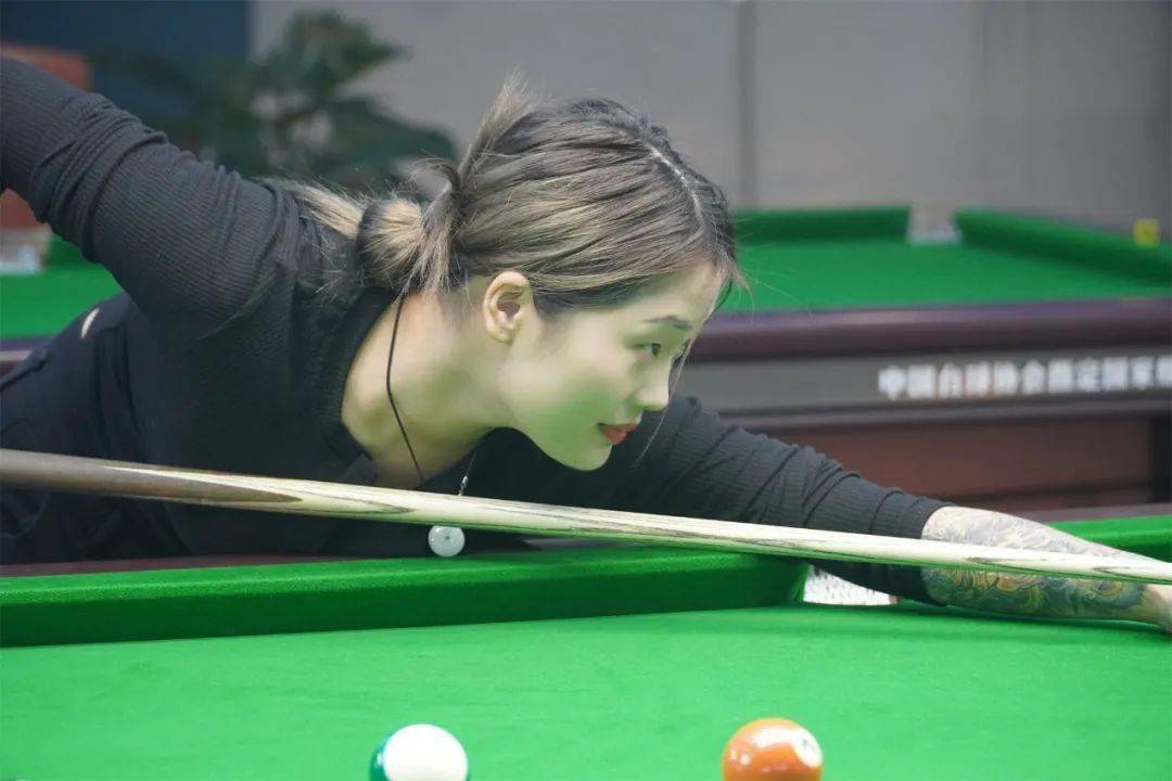 沙井最壕台球俱乐部美女助教陪你打爽杆到根本不想走