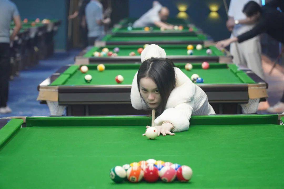 沙井最壕台球俱乐部美女助教陪你打爽杆到根本不想走