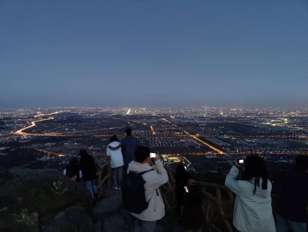 三人行户外11月14号周日西山八大处穿越鬼笑石赏北京夜景看万家灯火