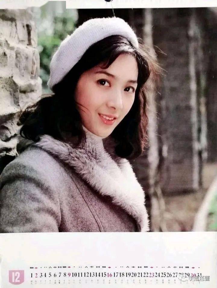 龚雪的美极具现代感留一头麦穗短卷发穿蓝夹克贤淑又洋气