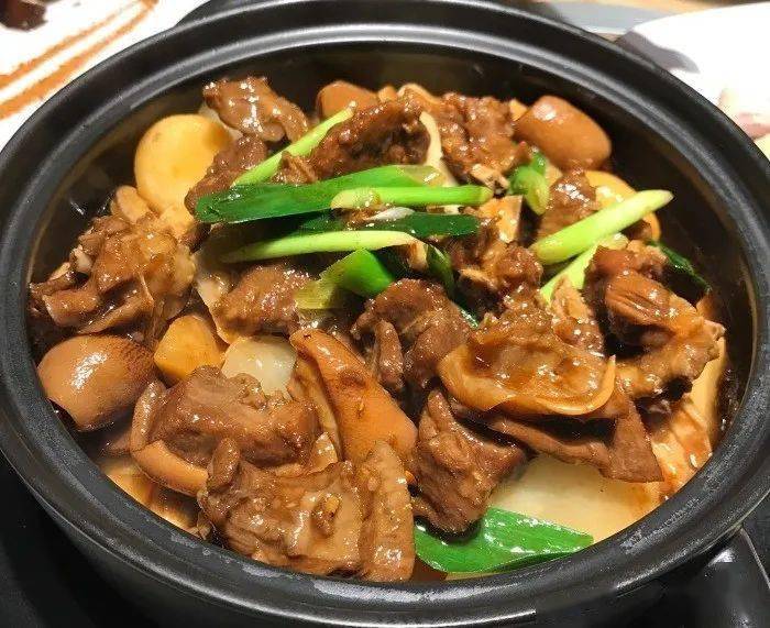 山羊膻味重,得下重料去膻,粤菜支竹羊腩煲就要下南乳,腐乳去炖.