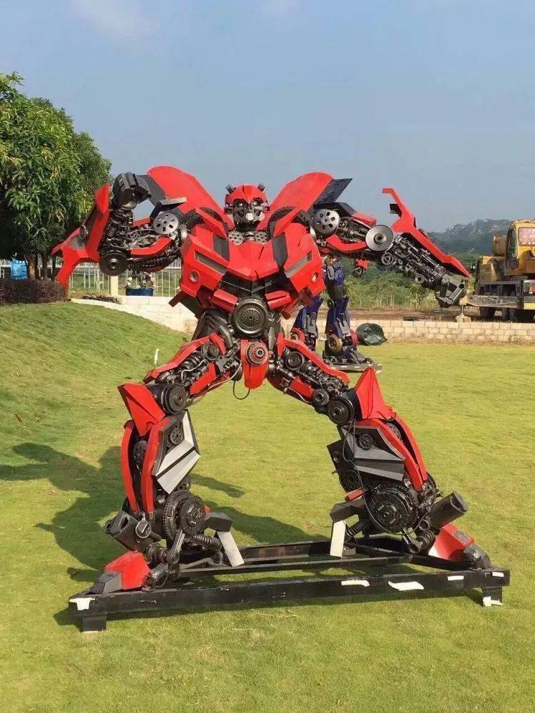 【2021吉首大车展】来啦!变形金刚空降吉首高铁东站_汽车