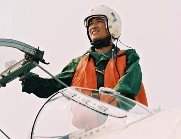 看惯了穿航天服的航天员，想看看穿军装的他们吗？