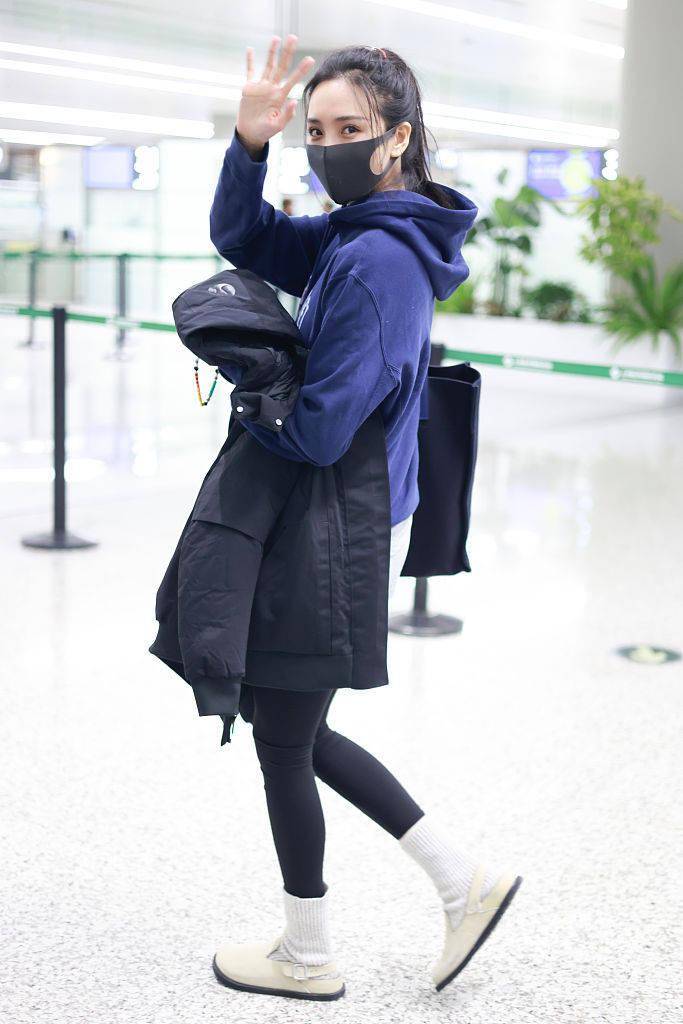 卫衣 王紫璇穿藏蓝hoodie紧身legging 显白显瘦运动时尚
