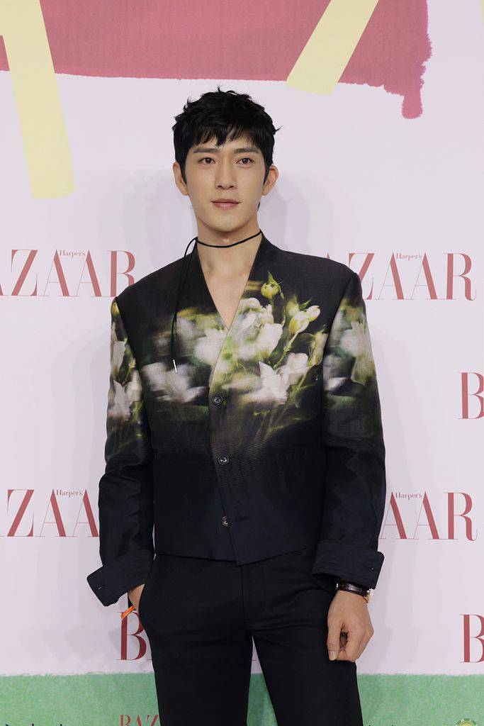 井柏然芭莎慈善夜大片生机盎然 绿树花影间展精致侧颜帅气能打