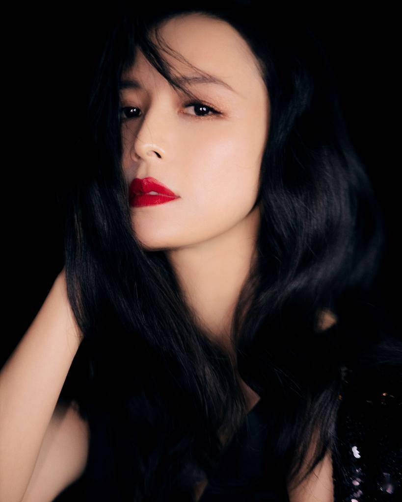 张静初大红唇 波浪卷效果拉满 鎏金礼服高贵冷艳万种风情_写真