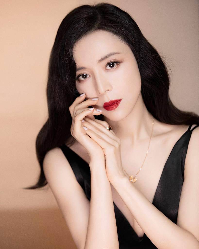 张静初大红唇 波浪卷效果拉满 鎏金礼服高贵冷艳万种风情_写真