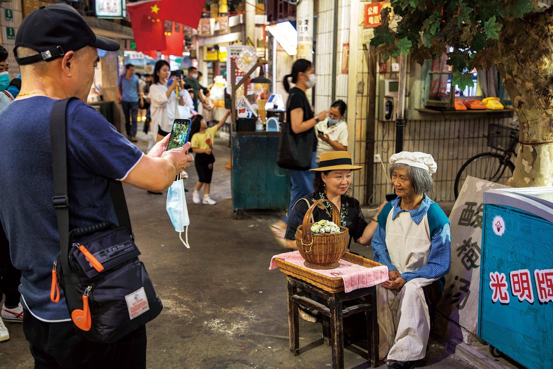 市井|一代人终将老去，但总有人在赚钱