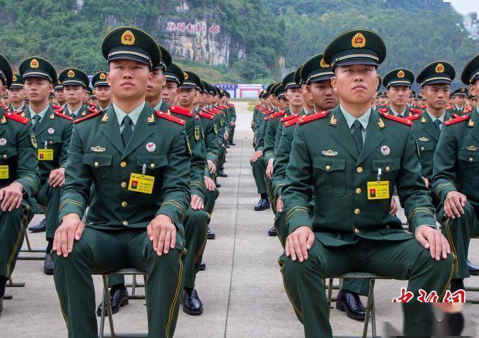 武警广西总队两千余名新兵授衔宣誓