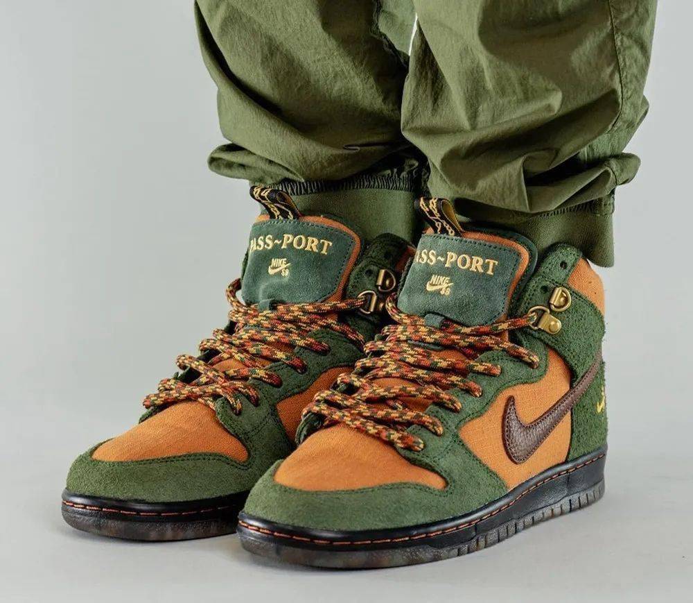 Nike 割韭菜配色 ！？新联名 Nike SB Dunk Hi 实物曝光！