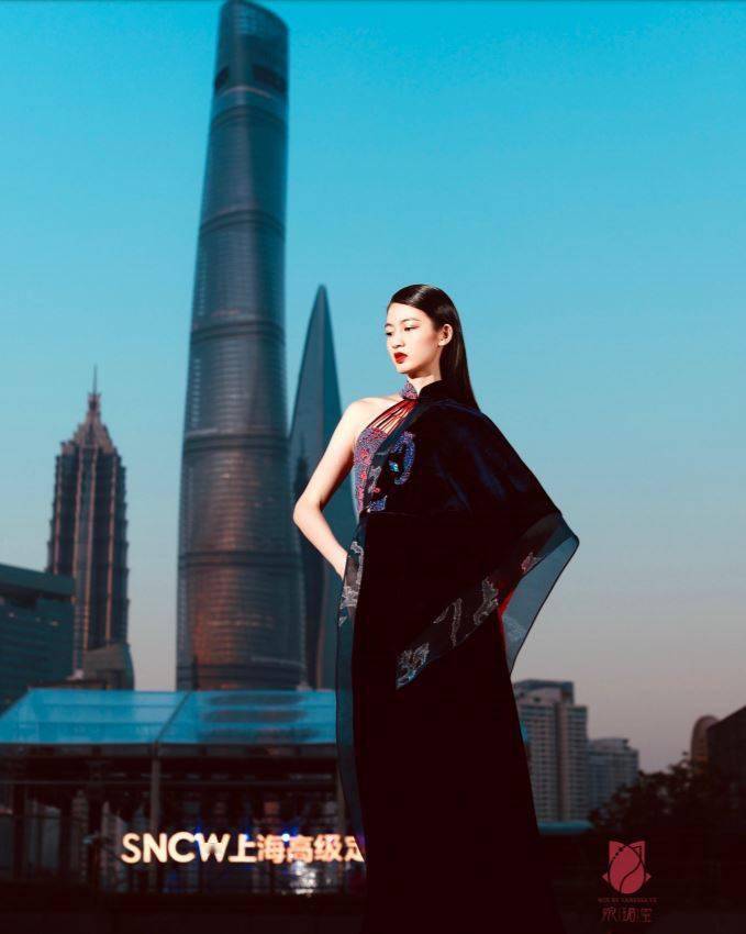 叶青携 巧夺天工的非遗技艺融入现代东方美学设计，海派旗袍在T台大放异彩
