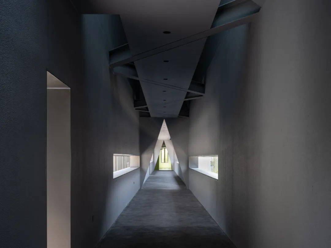 中国现代主义建筑之父张永和新作清水混凝土屋檐下的江南合院