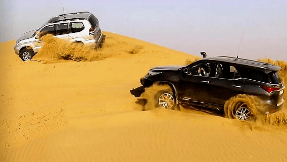 zha)娄先生开着自己的路虎揽胜越野车在沙漠景区越野发生事故,在花了