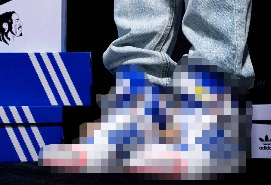 Kerwin 社交牛 X 症专属！今年阿迪最怪联名鞋定价看傻了！网友：上脚不挺帅吗？！