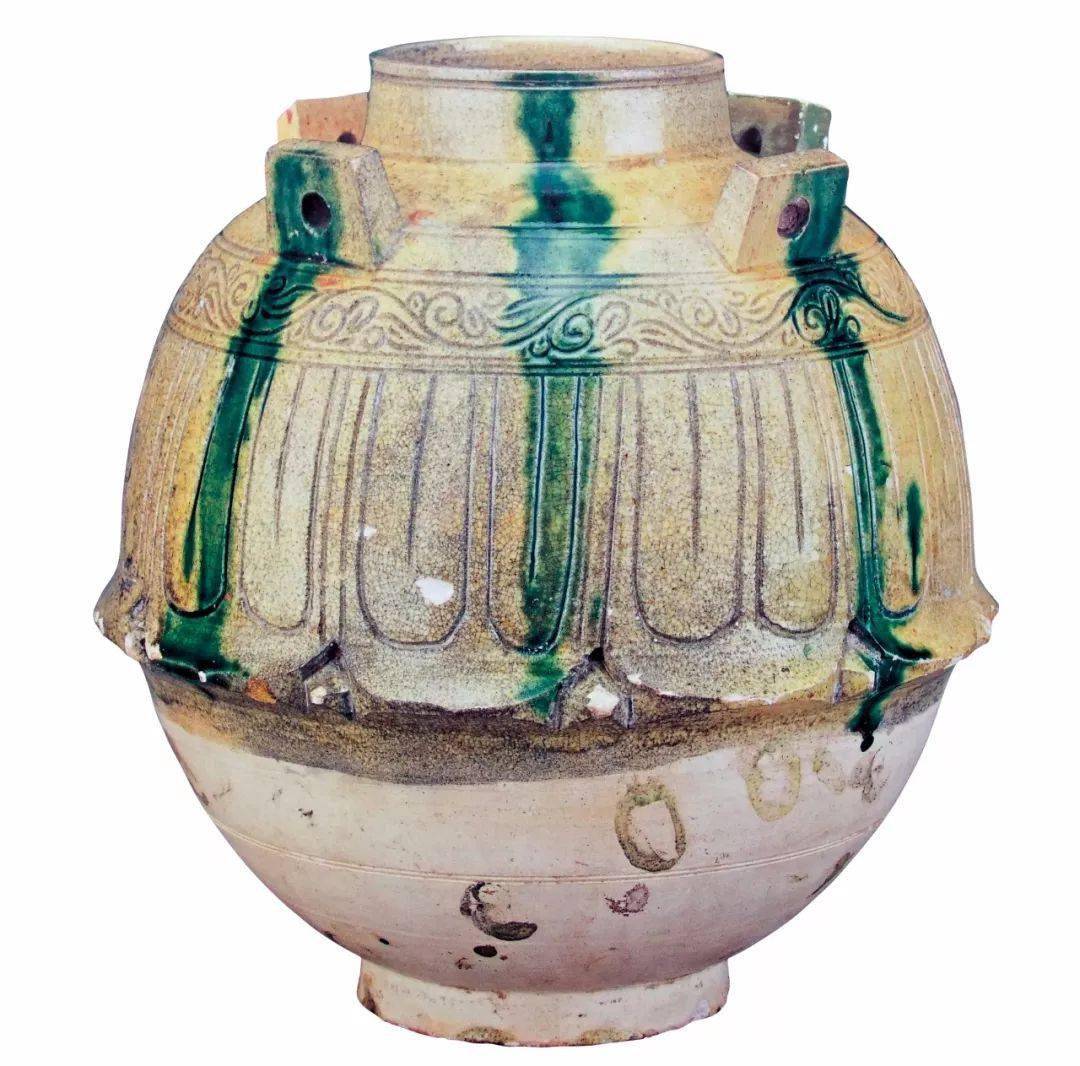 并在浅淡的铅釉上随意涂抹色釉条带装饰