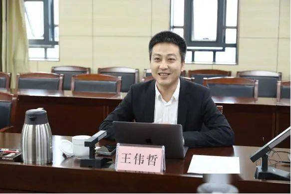 王伟哲和相关技术人员介绍了北京东方金信的主要技术和产品,以及在