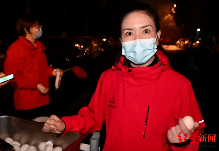 小区|直击解封现场|暖心!志愿者推来爱心早餐 300个鸡蛋400个馒头几锅热豆浆