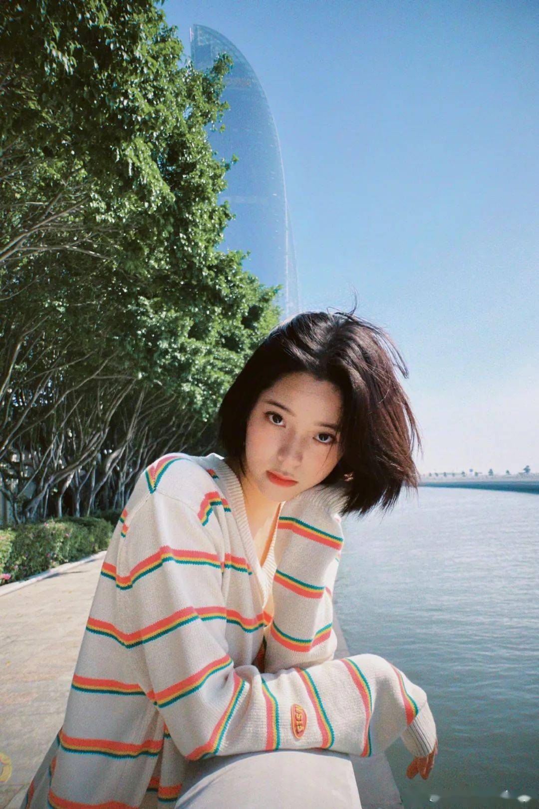 发型看了李庚希周雨彤的长发，我更想剪短头了