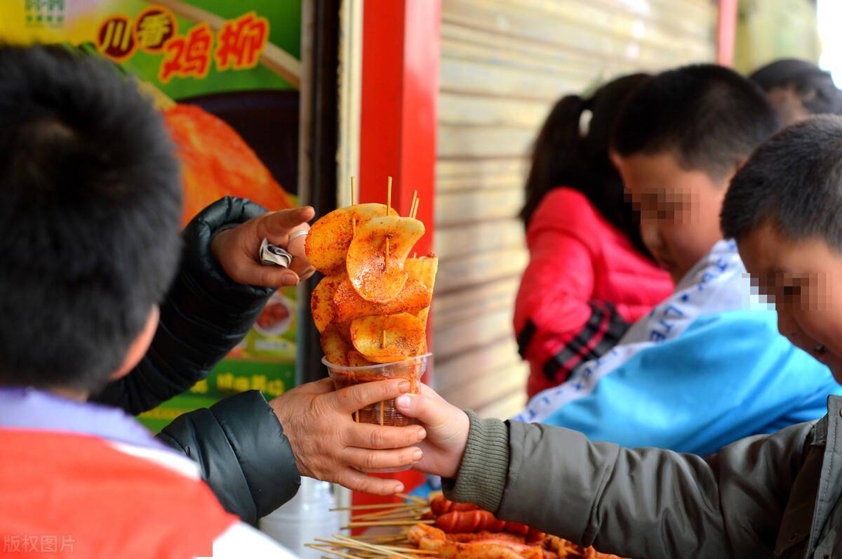 孩子上完晚托放学,偷偷买了学校门口流动摊位的烤香肠吃,肚子疼