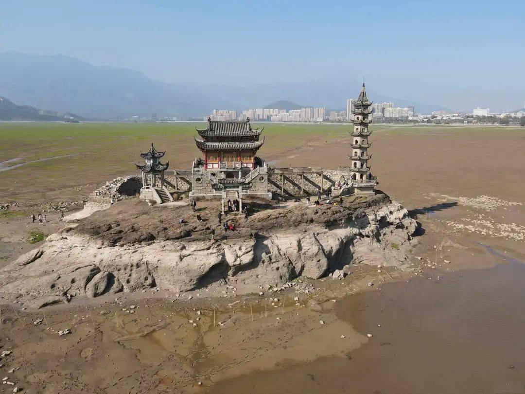 庐山市航拍鄱阳湖枯水期的落星墩